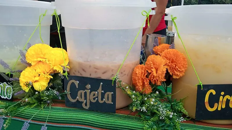 El agua de cajeta refresca el paladar del consumidor.